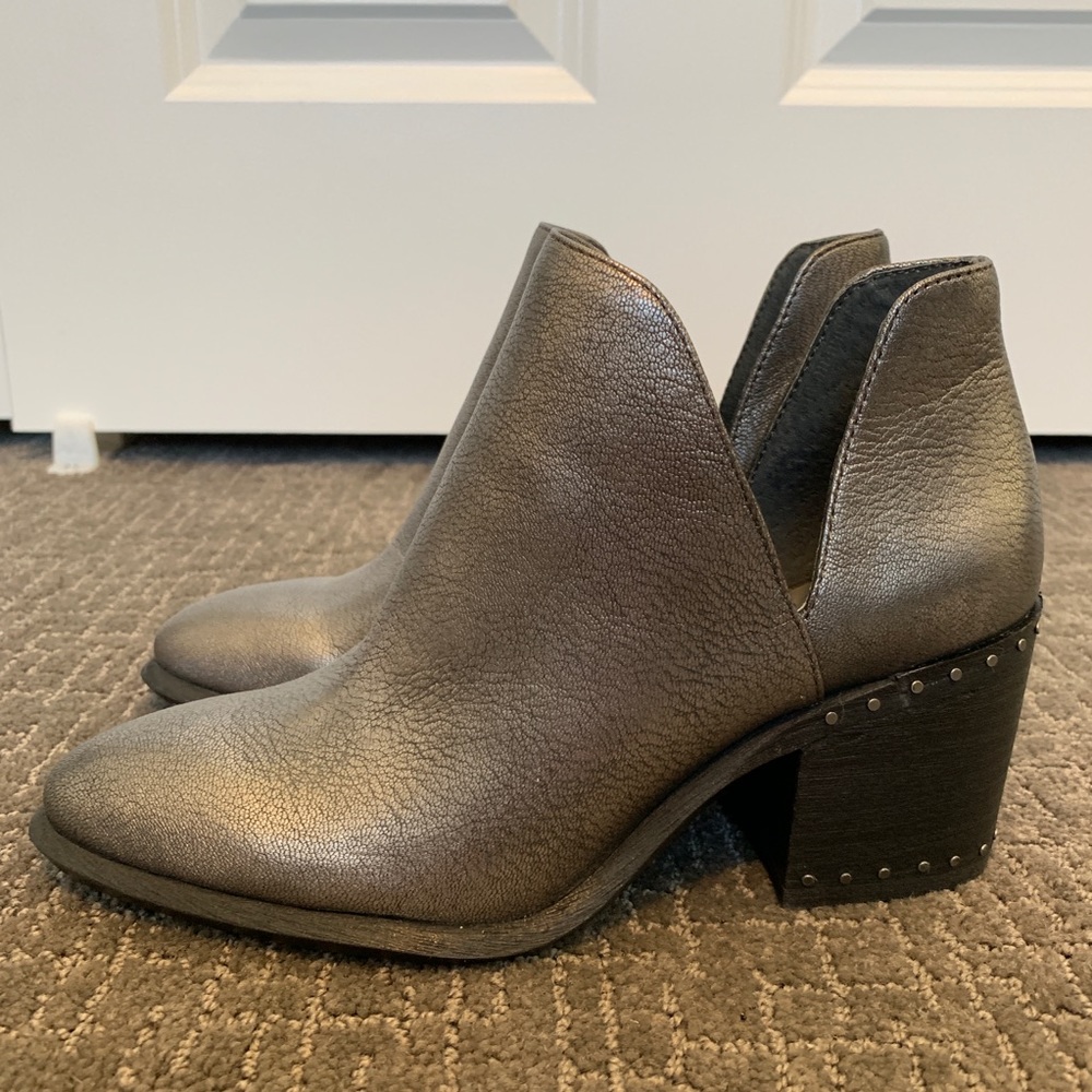 VINCE CAMUTO ankle booties size 6